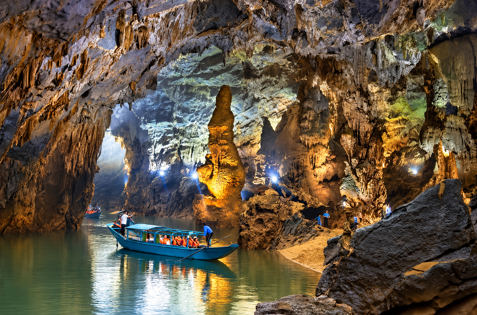 Visit Phong Nha Cave by boat