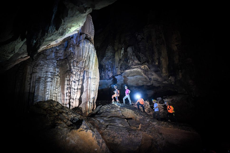 exploring Cha Loi Cave